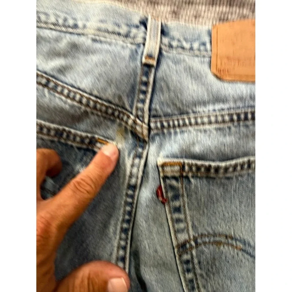 Vintage Levis 560 Loose Fit Tapered Leg Jeans Light Wash Denim USA Made 34x31